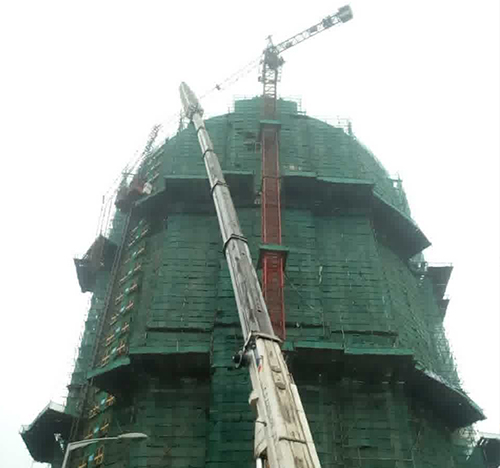怀安吊车在工地上作业